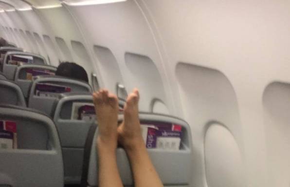 女港胞机舱内被韩国大妈拍醒：你换个座，我要晾脚？！
