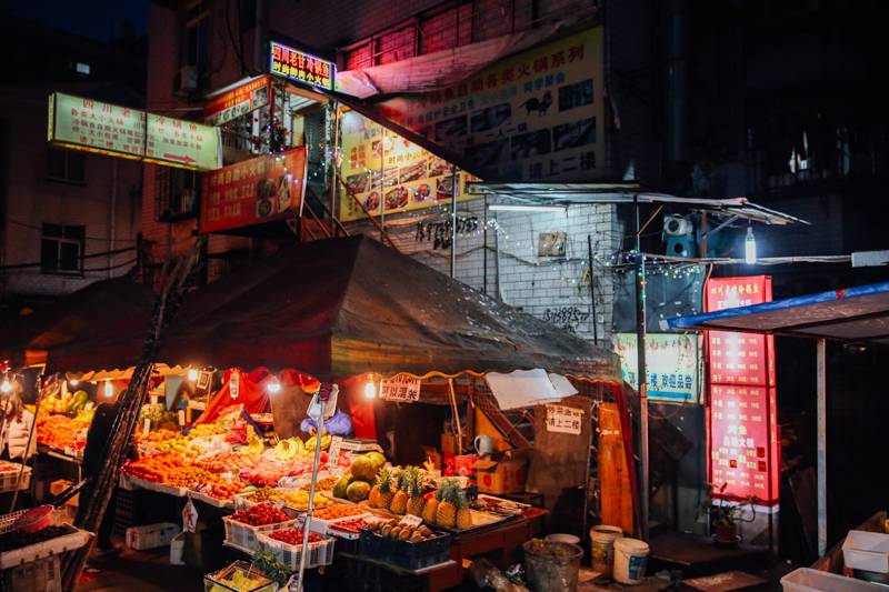 别人大学都只有一条堕落街,这个学校却坐拥几个美食城.