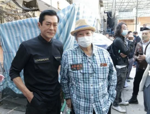 69岁洪金宝与古天乐近照曝光满头白发身形消瘦一句吃力让人心酸