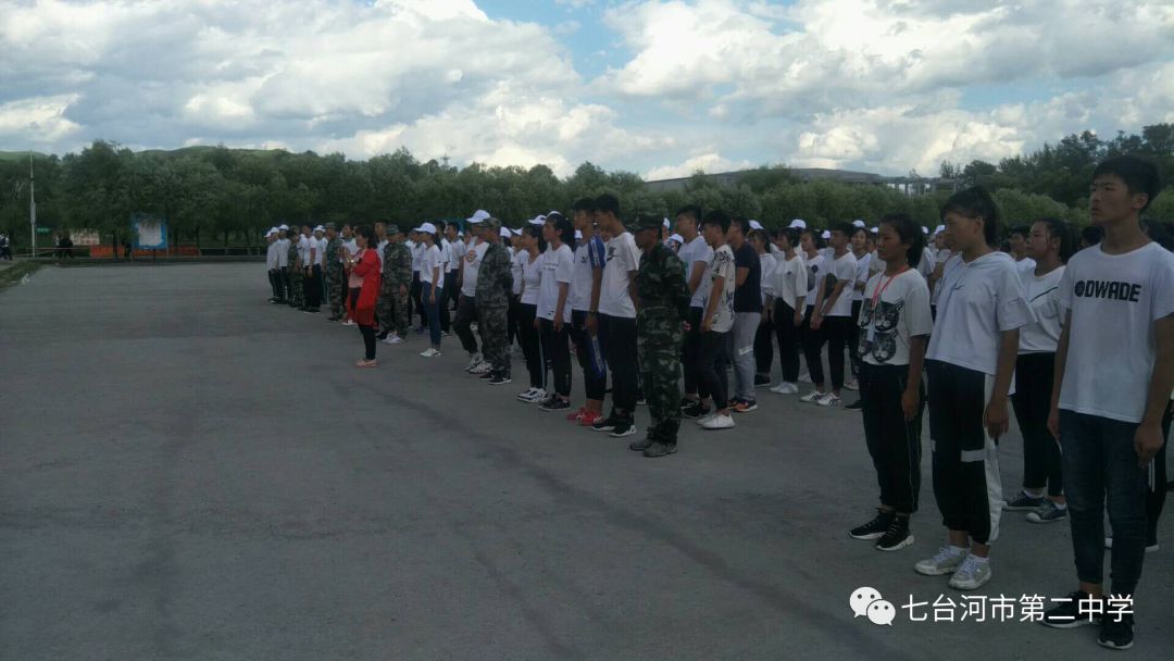 七台河市第二中学举办高一新生队列会操表演