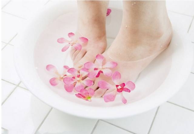 痛风到底能不能用热水泡脚？！