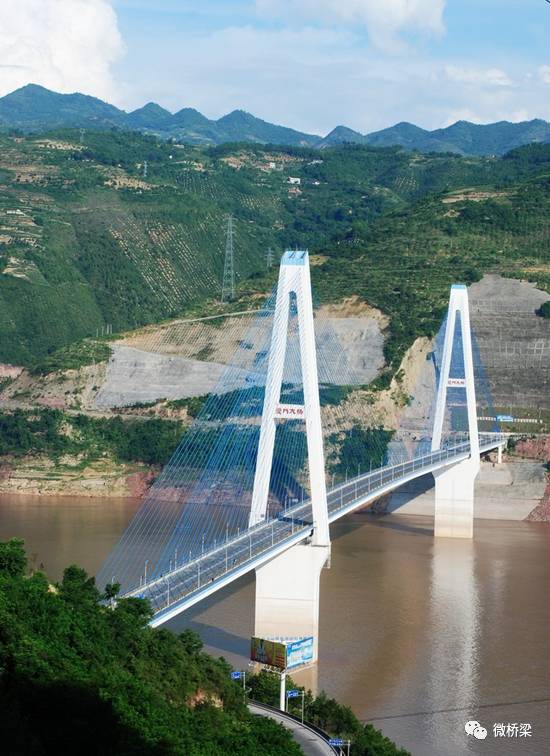 重庆奉节长江大桥,是一座双塔双绳斜拉桥,其桥主跨长460米,在同类桥