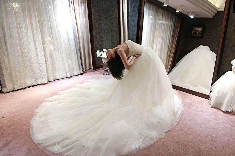 婚礼婚纱丨婚纱很美,新娘试婚纱的方式也很特别!