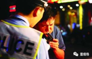 三男子為幫朋友躲交警自稱喝斷片 用車門夾交警手