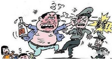 三男子為幫朋友躲交警自稱喝斷片 用車門夾交警手