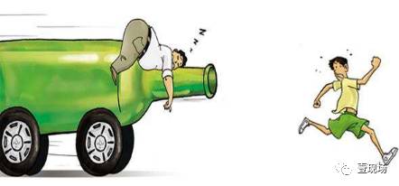 三男子为帮朋友躲交警自称喝断片 用车门夹交警手