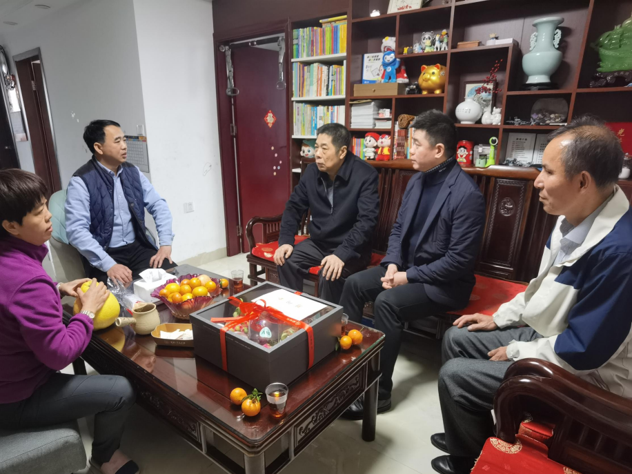 厕所偷拍
党组开展春节走访慰问活动