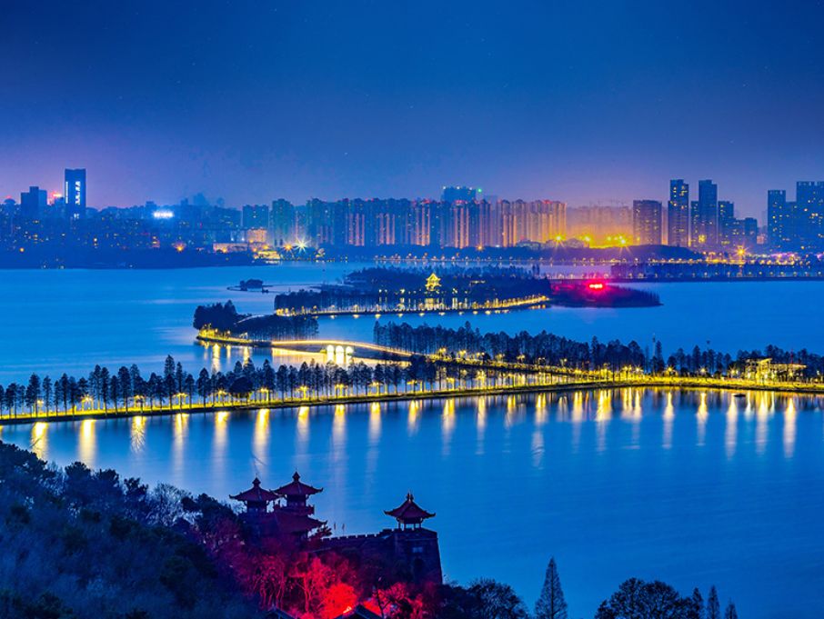 东湖绿道的夜景照明,图中的楚城大胆使用了红色光,在东湖非常恬静的