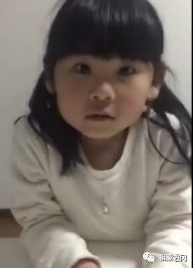 一边打嗝一边把妈妈提问的日文翻译成中文的日本小女孩
