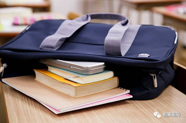 日本中学生书包居然重20斤 到底装了什么啊？
