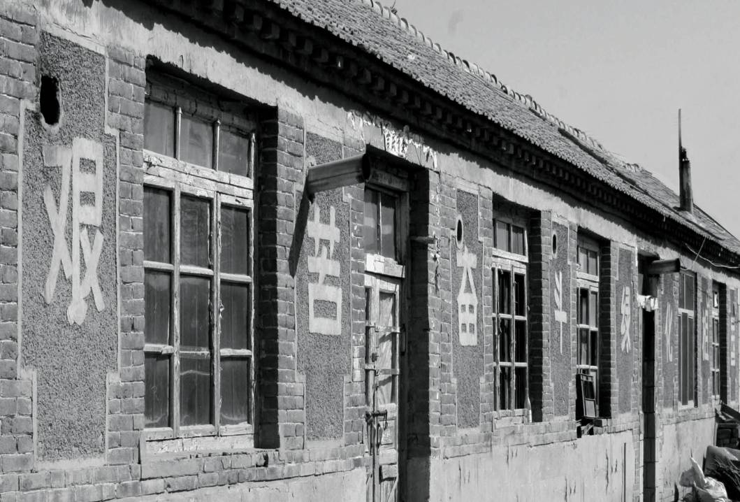 上世纪七八十年代开始,塞罕坝机械林场的务林人员才陆续住上了砖瓦房.