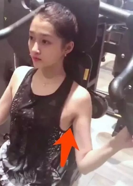 大家纷纷掏出清爽的小短袖和小裙几 明星也不例外 然鹅 关晓彤因"腋毛