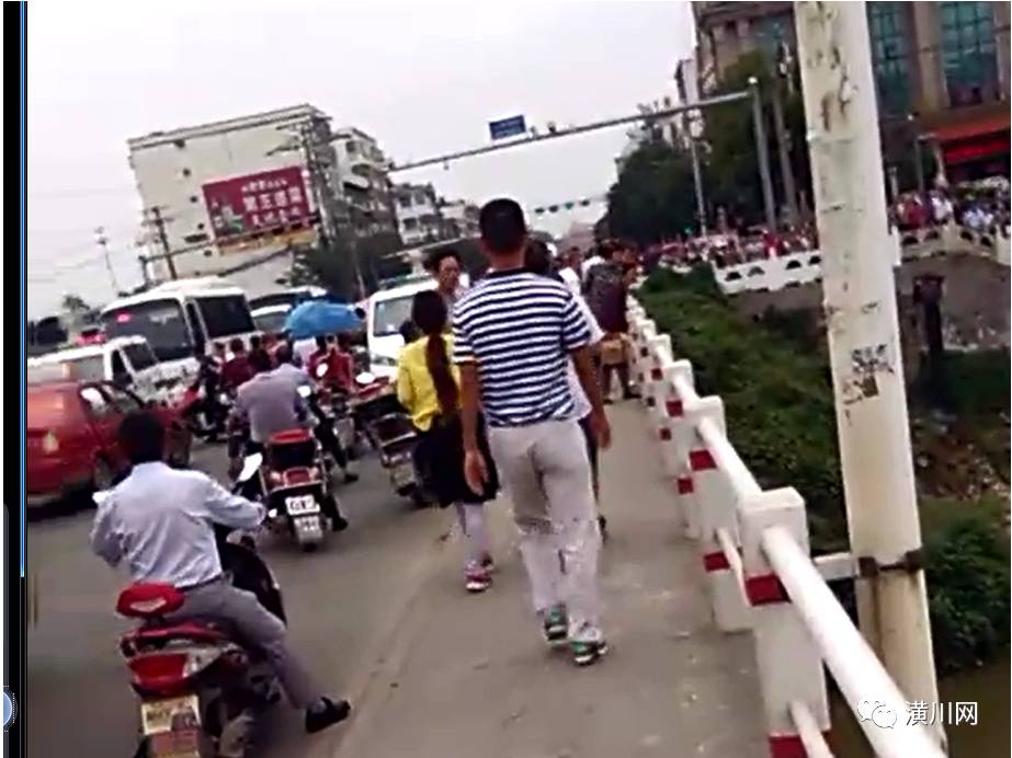 下午两点半左右, 在潢川县小潢河老大桥河段, 一位约四十岁的妇人跳河