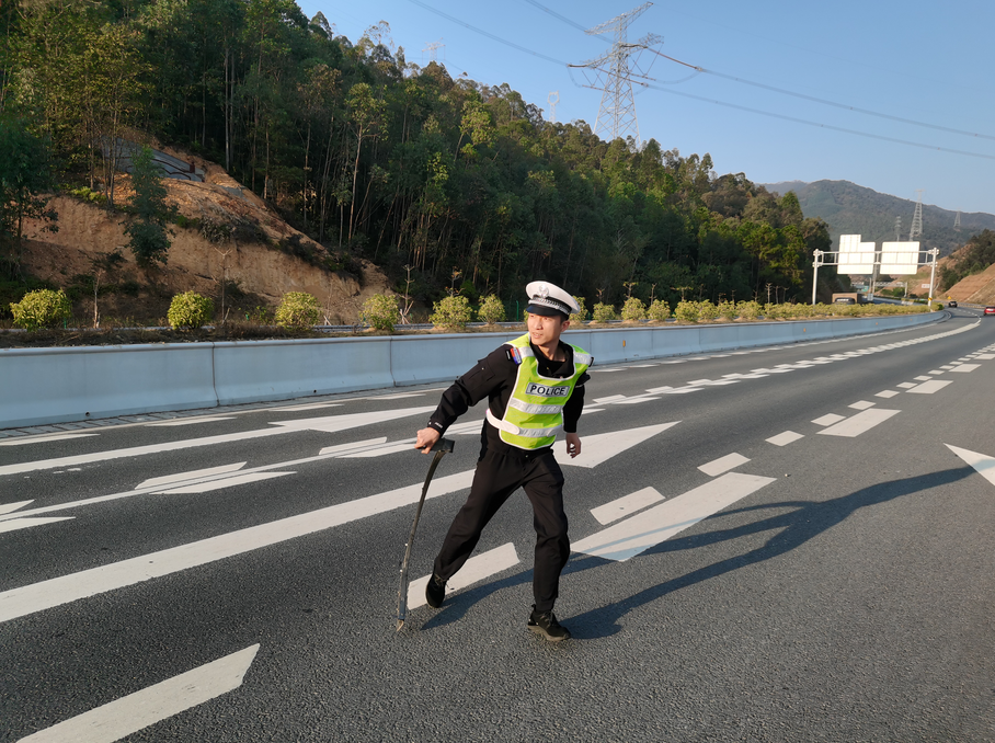 群英谱孺子牛雷航凯春运路上的暖男交警