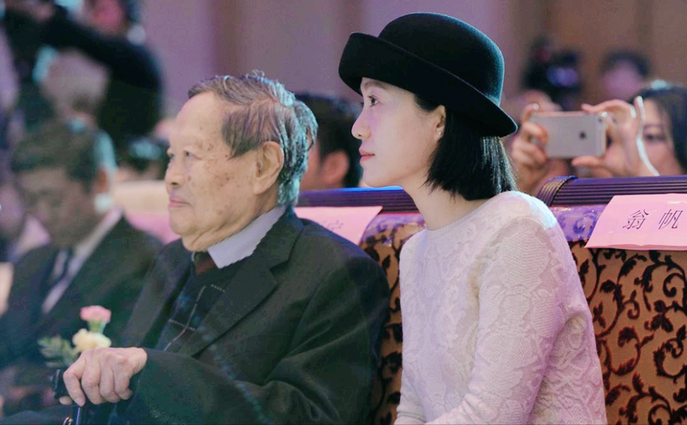 杨振宁百岁翁帆发文公开婚姻细节16年过去这对饱受争议的夫妻经历了