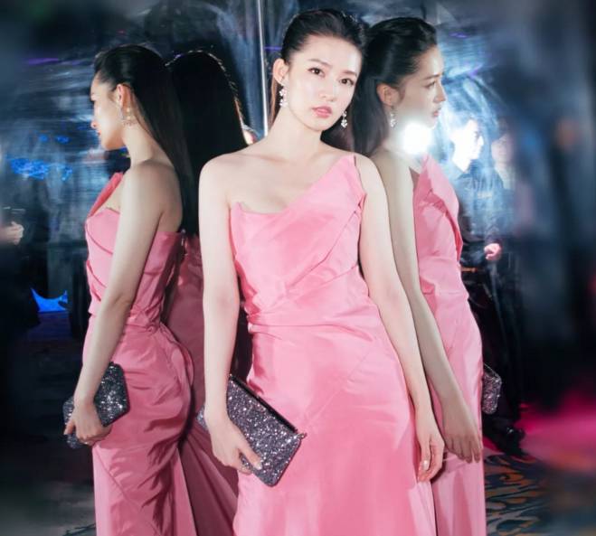 李沁一身粉色长裙,好身材一览无余景甜雪花裙,纯净高贵宛若仙子.