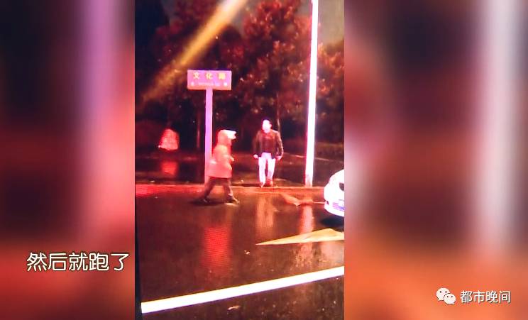 &nbsp;深夜冒着大雨清扫路面，却被司机粗暴对待，下班后回到家的刘济福显得非常的委屈。