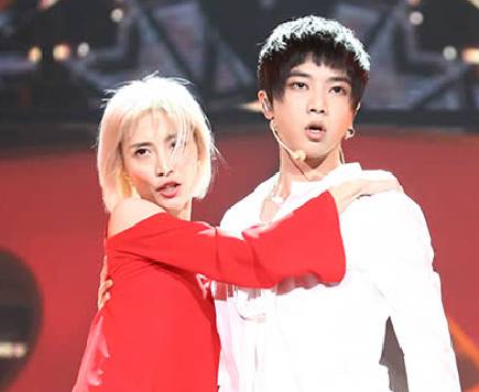 华晨宇&苏诗丁魅惑演绎《如果爱》