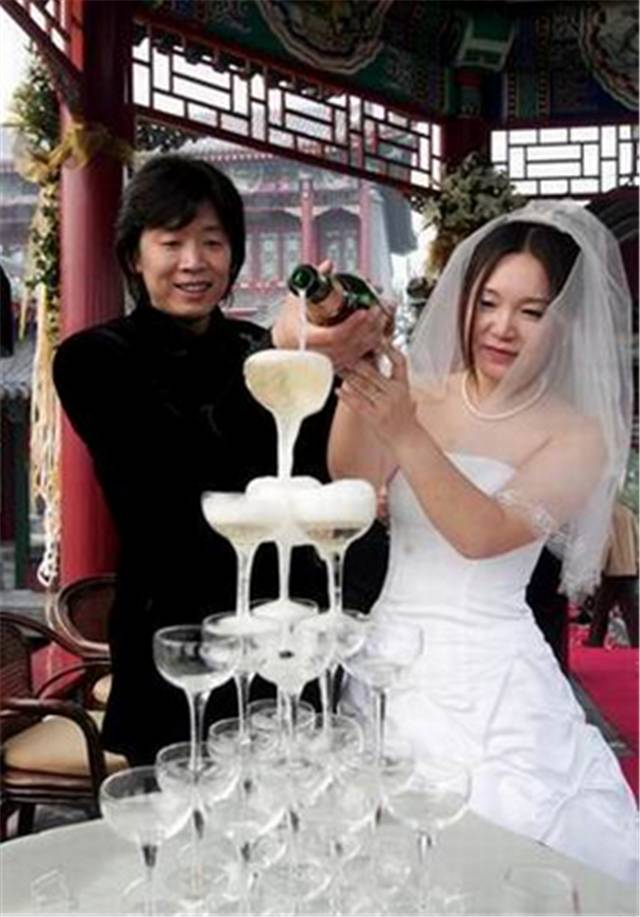 老狼:三十几年什么都换了,就是身边的姑娘没有换 老狼:三十几年什么都换了,就是身边的姑娘没有换
