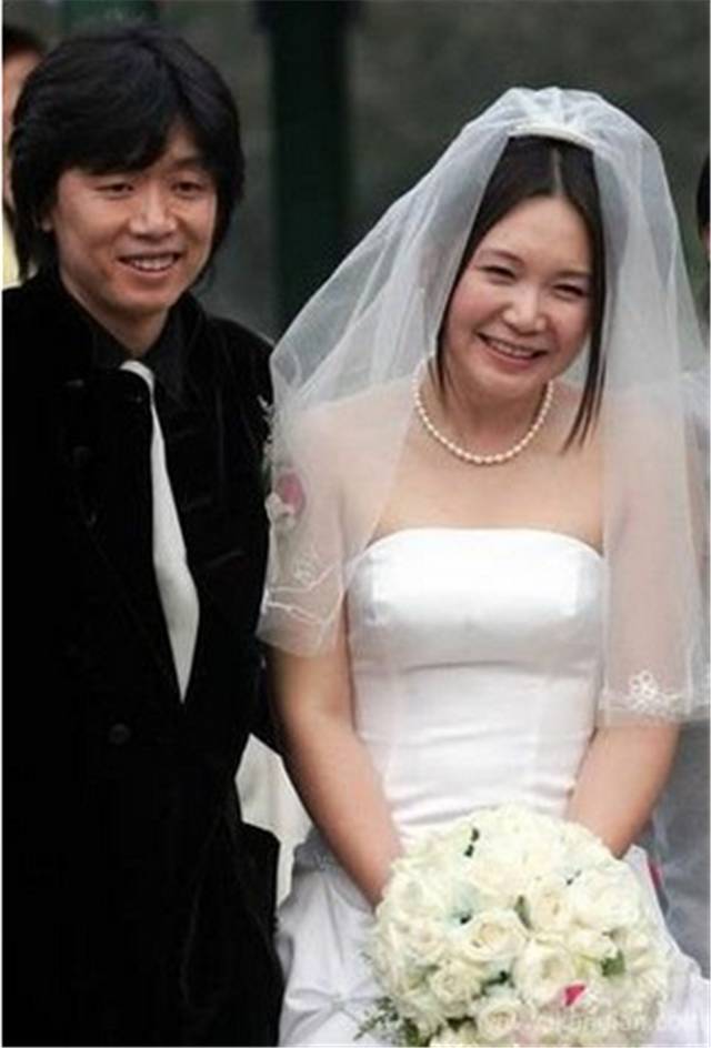 老狼:三十几年什么都换了,就是身边的姑娘没有换 老狼:三十几年什么都换了,就是身边的姑娘没有换