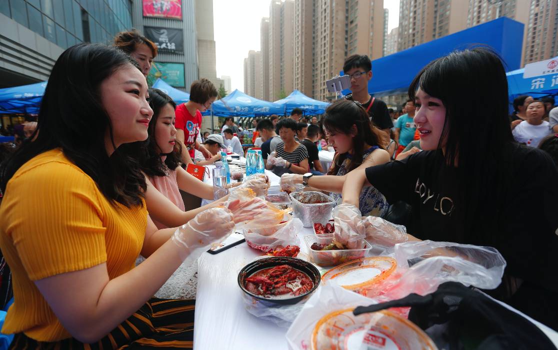 郑州惊现饕餮小龙虾宴,数千人冒37度高温嗨吃!