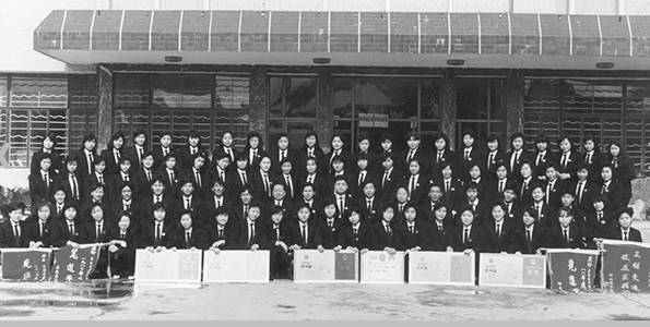 1990年，求精开关厂全体合影