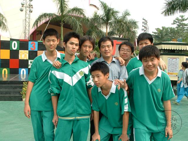 我想问, 是不是只有中国学生的校服才长得这么丑?