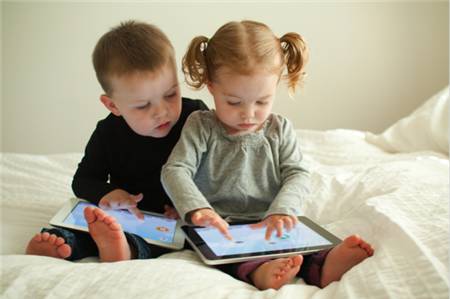 如今虚拟世界的的扩展、让小孩感内心孤独对事冷漠