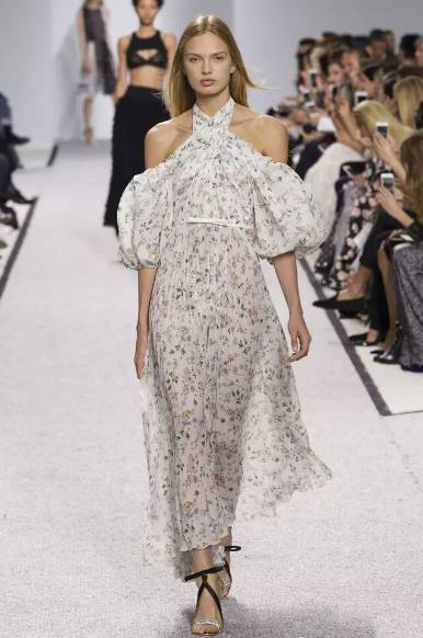 Tips：穿浅色碎花小裙裙忌穿复杂款深色鞋子，严禁破坏小清新！