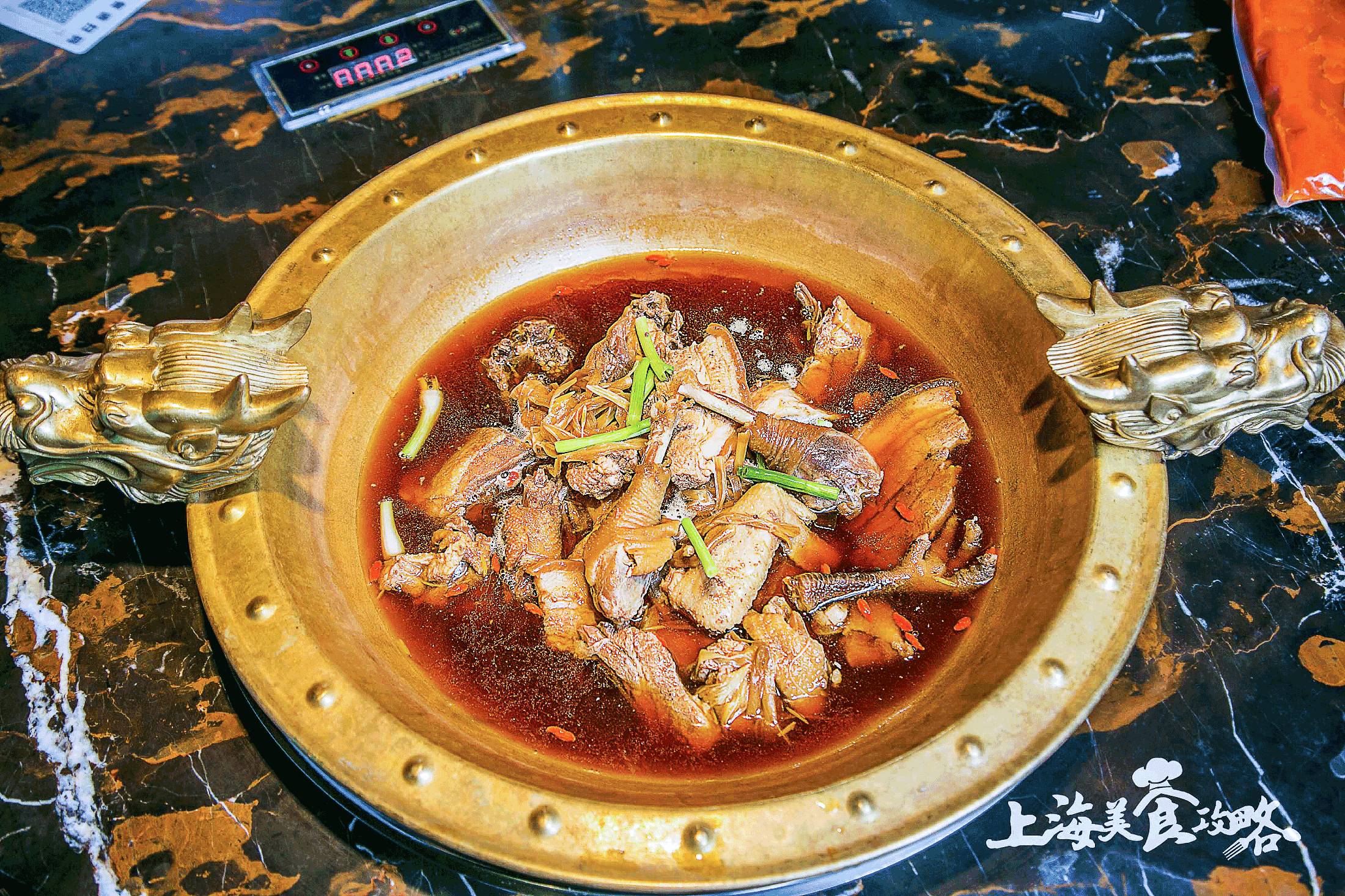 这锅黄花鸡锅底选用了老母鸡