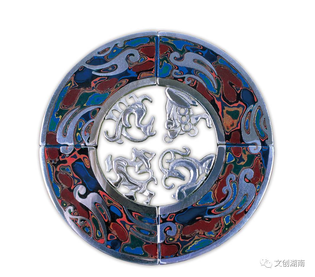 "徐艺向记者介绍,湖南长沙马王堆出土的汉代漆棺上的漆画,距今有2000