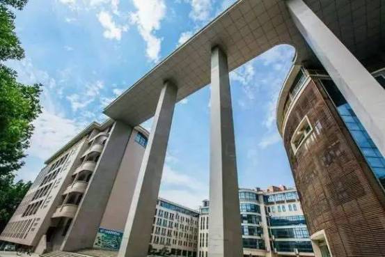 湖北大學(xué)本部的地理位置真的很好，沙湖邊，長江畔，去武漢三鎮(zhèn)都非常便利。