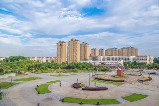 擁有全國第一所馬術(shù)學(xué)院的“武漢商學(xué)院”，被稱之為湖北最霸氣的大學(xué)，當(dāng)之無愧。別人騎馬要去專門的地方，咱騎馬就在學(xué)校！