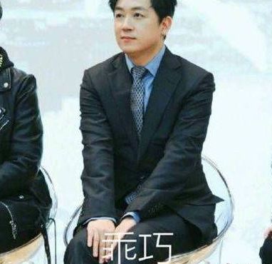 跟奚梦瑶传过绯闻的窦骁跟何超莲在一起了，这是要做奚梦瑶姐夫的节奏？