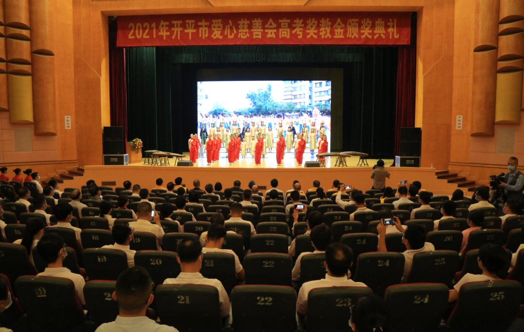 市领导余中华,谈润林为获奖者颁奖广东耀南建筑工程有限公司董事会