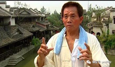 他是武术世家,却在拍戏时重伤成龙,李连杰也拒绝和他合作