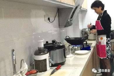 她15岁开始到深圳打工 如今身家677亿成为香港女首富