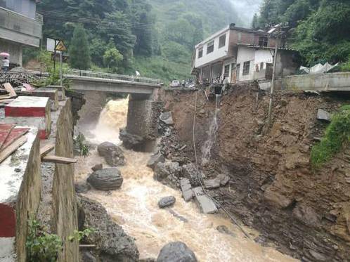 盐津告急!彝良告急!大关告急!昭通市遭受强降雨袭击,暴雨淹城.