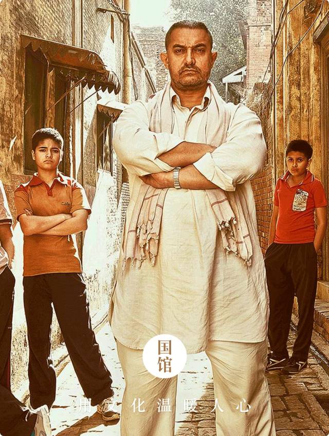 《摔跤吧！爸爸！》被父亲折磨，剃掉头发，扔进水里的乡村女孩登顶世界冠军：你们眼中的虐待，其实是深沉的父爱