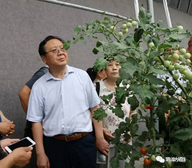 孙天才,大荔双泉人,西安铁路局机关干部,陕西省作家协会会员.