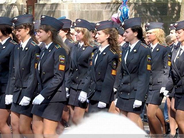 阅兵式上最有创意的女兵:意大利,有必要全是医务兵么