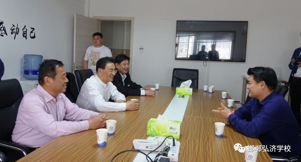 弘济学校总顾问贾红军主席等一行到邯郸科技信息工程学校参观考察
