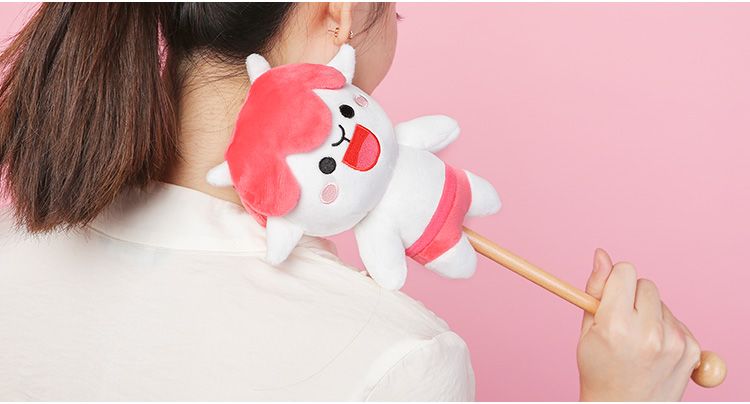 最近办公室弥漫着一种可怕的氛围 一到下午 叽叽喳喳的老姐妹们都焉了下来 四周陷入一片死寂 困意就像毒气弹 席卷了每一个人 大叔也不例外 这段时间的状态就是 晚上睡不着 早上不想起 下午精神萎靡 哈欠连天 要不是为了赚钱对工作爱得深沉 真想在家睡个昏天黑地 上网一查才知道 这种嗜睡的现象叫 春困 春困是因季节转换带来的一种正常生理反应 虽不必为此恐慌 但春困带来的无精打采、工作效率低下的副作用 还是严重地影响着我们的生活 有人认为 困就应该多睡 大叔要纠正大家的这个误区 睡觉并不能解春困 对抗春困最简单