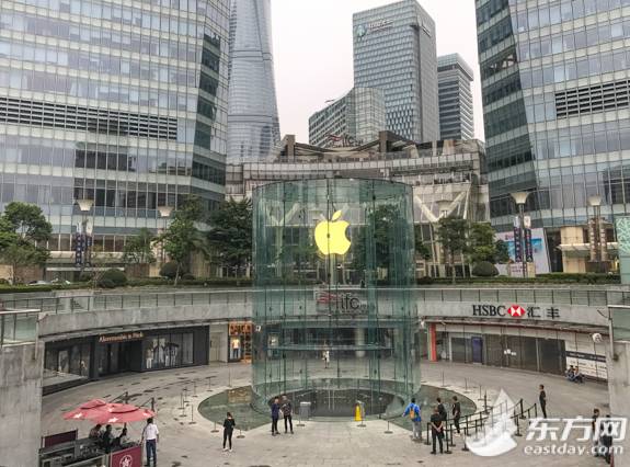 iPhone 8发售苹果店冷清，网友:这届果粉太不争气