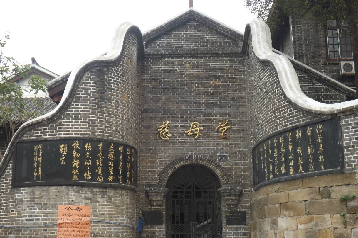 在重庆南岸的鸡冠石,藏着一座美轮美奂的法式老教堂