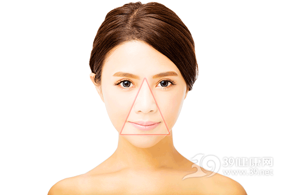 女子挤痘痘致脸发肿、肺流脓险丧命！皮肤科专家教你最正确的除痘步骤