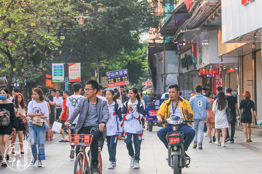 走在龙洞的大街上,看着穿着校服的学生们,他们可能来自龙洞小学,广州