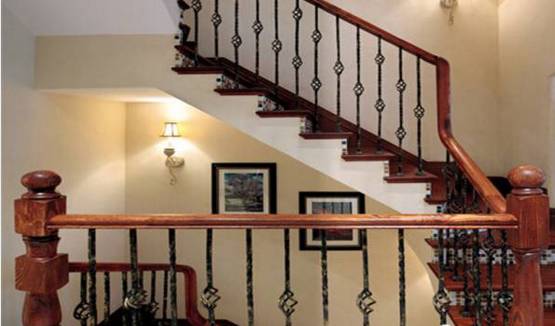 兰州博艺鑫金属装饰有限公司（Tel：13893419914）是一家专业从事兰州铁艺大门、兰州铁艺围栏、兰州铁艺护栏、楼梯扶手、阳台护栏、百叶、各种防护网,不锈钢玻璃门、玻璃雨棚等铁艺、不锈钢系列产品的研发，生产及销售为一体的大型企业。