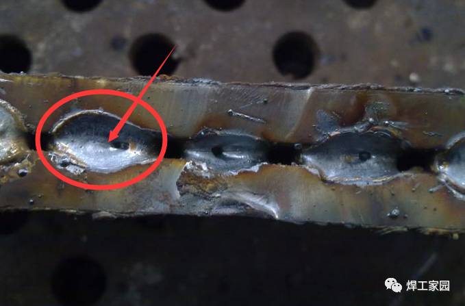 4,弧坑 是焊缝收尾处产生下滑现象,不但减弱焊缝强度,还会在冷却过程