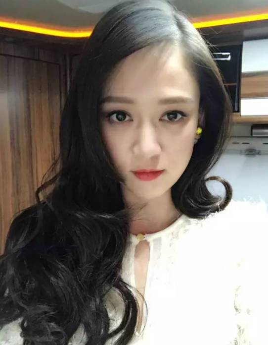 她是王凯现在的女朋友?调侃赵丽颖圆脸,更是揭露娱乐圈女艺人...